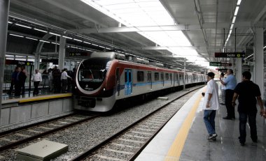 Salvador, Bahia, Brezilya - 3 Kasım 2011: Bonoco İstasyonundaki Salvador metro treni