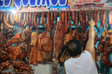 Salvador, Bahia, Brezilya - 30 Nisan 2022: Salvador 'daki Sao Joaquim Fuarı' nda satılık tütsülenmiş et.