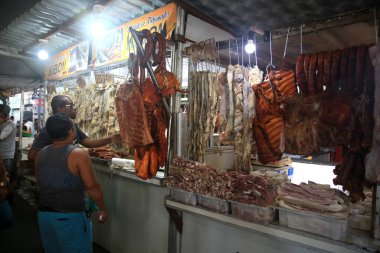 Salvador, Bahia, Brezilya - 30 Nisan 2022: Salvador 'daki Sao Joaquim Fuarı' nda satılık tütsülenmiş et.