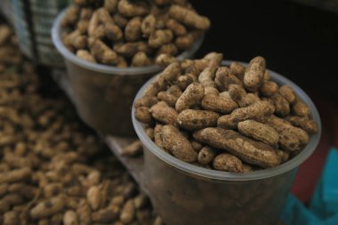 Salvador, Bahia, Brezilya - 30 Nisan 2022: Salvador 'daki Sao Joaquim fuarında kabuklu fıstıklar satılıyor..