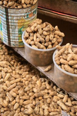 Salvador, Bahia, Brezilya - 30 Nisan 2022: Salvador 'daki Sao Joaquim fuarında kabuklu fıstıklar satılıyor..