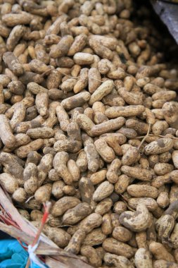 Salvador, Bahia, Brezilya - 30 Nisan 2022: Salvador 'daki Sao Joaquim fuarında kabuklu fıstıklar satılıyor..