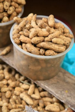 Salvador, Bahia, Brezilya - 30 Nisan 2022: Salvador 'daki Sao Joaquim fuarında kabuklu fıstıklar satılıyor..