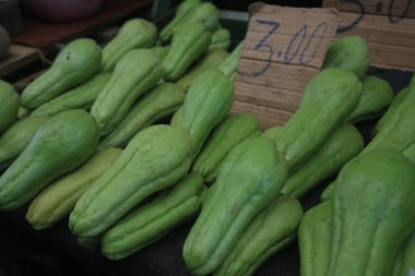 Salvador, Bahia, Brezilya - 30 Nisan 2022: Chayote Salvador şehrindeki Sao Joaquim fuarında sergileniyor..