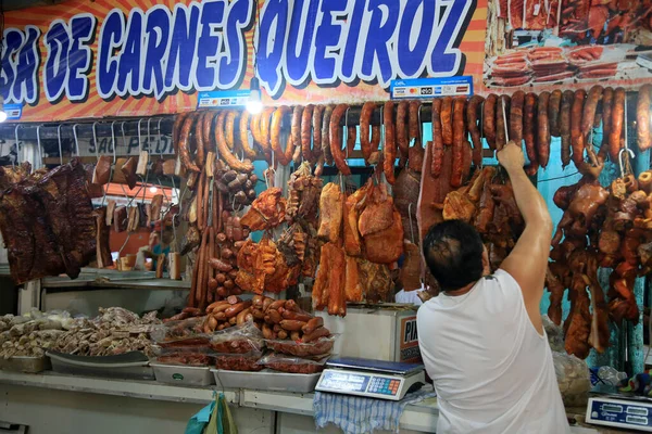 Salvador, Bahia, Brezilya - 30 Nisan 2022: Salvador 'daki Sao Joaquim Fuarı' nda satılık tütsülenmiş et.