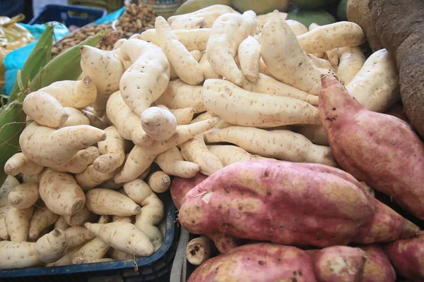 Salvador, Bahia, Brezilya - 30 Nisan 2022: Salvador 'daki Sao Joaquim fuarında satılık tatlı patates