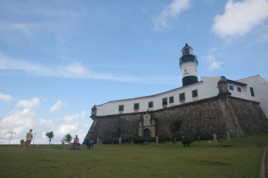 Salvador, Bahia, Brezilya - 1 Mayıs 2022 Santo Antonio Fort manzarası, daha çok Salvador 'daki Barra deniz feneri olarak bilinir..