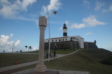 Salvador, Bahia, Brezilya - 1 Mayıs 2022 Santo Antonio Fort manzarası, daha çok Salvador 'daki Barra deniz feneri olarak bilinir..
