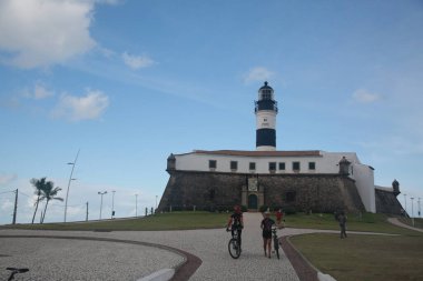 Salvador, Bahia, Brezilya - 1 Mayıs 2022 Santo Antonio Fort manzarası, daha çok Salvador 'daki Barra deniz feneri olarak bilinir..