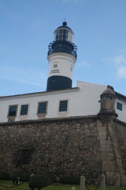Salvador, Bahia, Brezilya - 1 Mayıs 2022 Santo Antonio Fort manzarası, daha çok Salvador 'daki Barra deniz feneri olarak bilinir..