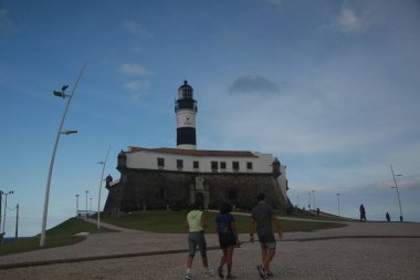 Salvador, Bahia, Brezilya - 1 Mayıs 2022 Santo Antonio Fort manzarası, daha çok Salvador 'daki Barra deniz feneri olarak bilinir..