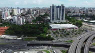 Salvador, Bahia, Brezilya - 28 Mart 2022: Salvador şehrindeki Rotula do Abacaxi bölgesindeki araç trafiğinin hava görüntüsü.