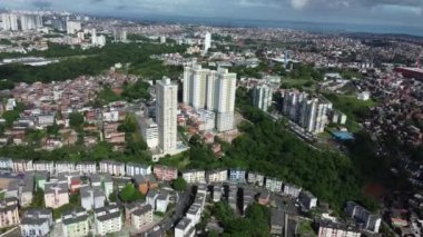 Salvador, Bahia, Brezilya - 23 Nisan 2022: Salvador şehrindeki Cabula mahallesindeki evlerin havadan görünüşü.
