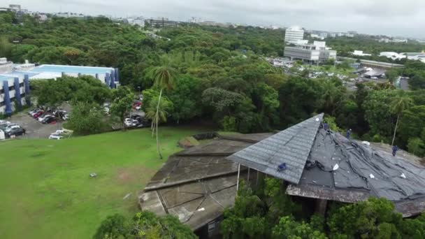 ブラジルのバヒア州サラドール 2022年4月19日 労働者はバヒアの行政センターにあるアセンサオ センホール教会の屋根を改装 — ストック動画