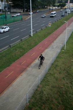 Salvador, Bahia, Brezilya - 31 Ocak 2022: Salvador şehrinde bisiklet yolunda bisiklet süren bisikletçi Luiz Viana - Paralela
