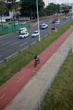 Salvador, Bahia, Brezilya - 31 Ocak 2022: Salvador şehrinde bisiklet yolunda bisiklet süren bisikletçi Luiz Viana - Paralela