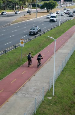 Salvador, Bahia, Brezilya - 31 Ocak 2022: Salvador şehrinde bisiklet yolunda bisiklet süren bisikletçi Luiz Viana - Paralela