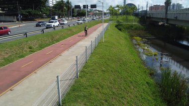 Salvador, Bahia, Brezilya - 31 Ocak 2022: Salvador şehrinde bisiklet yolunda bisiklet süren bisikletçi Luiz Viana - Paralela