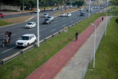 Salvador, Bahia, Brezilya - 31 Ocak 2022: Salvador şehrinde bisiklet yolunda bisiklet süren bisikletçi Luiz Viana - Paralela