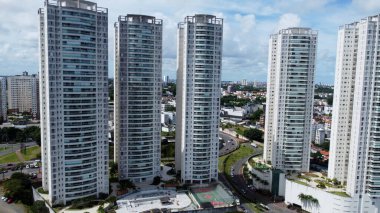 Salvador, Bahia, Brezilya - 28 Mart 2022: Salvador şehrinin yanındaki gecekondu evlerinin manzarası.