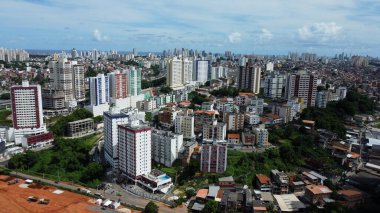 Salvador, Bahia, Brezilya - 28 Mart 2022: Salvador şehrinin yanındaki gecekondu evlerinin manzarası.