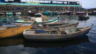 Salvador, Bahia, Brezilya - 30 Nisan 2021: Salvador şehrindeki Sao Joaquim fuarının yanındaki limanda balıkçı tekneleri.