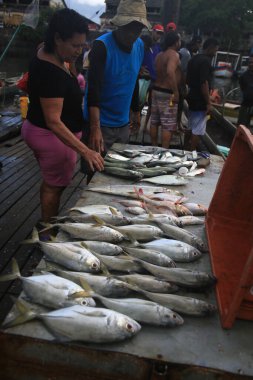 Salvador, Bahia, Brezilya - 30 Nisan 2021: Salvador 'daki Sao Joaquim fuarında taze balık satışı.