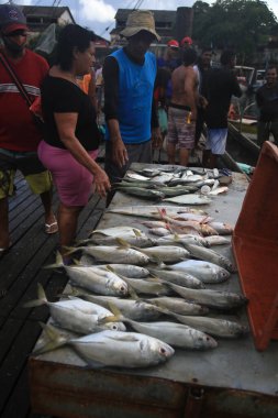 Salvador, Bahia, Brezilya - 30 Nisan 2021: Salvador 'daki Sao Joaquim fuarında taze balık satışı.