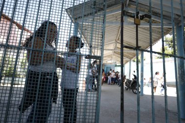 Santo Antonio de İsa, Bahia, Brezilya - 7 Ağustos 2019: Devlet okulu öğrencisi okul mahkemesinde spor yaparken görüldü.. 