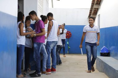 Santo Antonio de İsa, Bahia, Brezilya - 7 Ağustos 2019: Devlet okulu öğrencisi okul mahkemesinde spor yaparken görüldü.. 