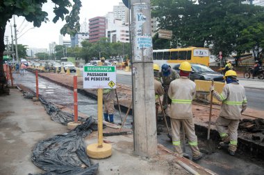 Salvador, Bahia, Brezilya - 28 Ocak 2022: Salvador 'daki Itaigara Mahallesi' ndeki BRT sistem uygulamasının görüntüsü