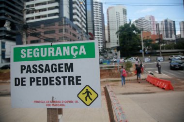 Salvador, Bahia, Brezilya - 28 Ocak 2022: Salvador 'daki Itaigara Mahallesi' ndeki BRT sistem uygulamasının görüntüsü