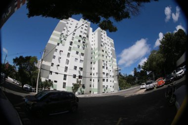 Salvador, Bahia, Brezilya - 7 Mayıs 2022: Çocuklar Salvador şehrindeki bir yerleşim yerindeki oyun alanında oynuyorlar.