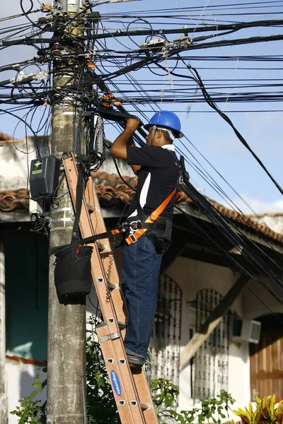 Salvador Bahia Brazil October 2014 Telephone Technician Works Pole Wiring — Stockfoto