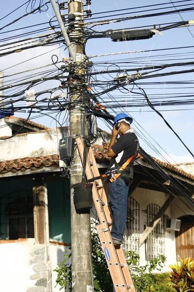 Salvador Bahia Brazil October 2014 Telephone Technician Works Pole Wiring — Stockfoto