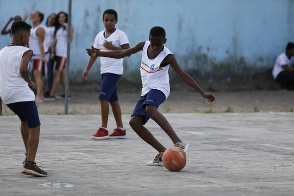 santo antonio de jesus, bahia, brahb - 7 августа 2019 года: ученики государственных школ играют в спорт на школьном корте. 