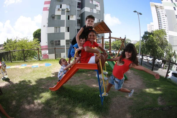 ブラジル バヒア州サラドール2022年5月7日 子供たちがサルバドール市の住宅マンションの遊び場で遊ぶ — ストック写真