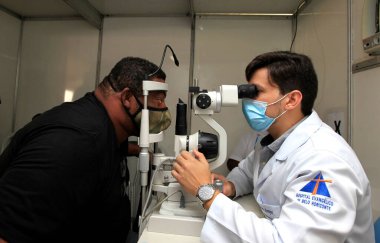 Ibotirama, Bahia, Brezilya - 18 Mayıs 2022: İbotirama kentindeki bir kamu sağlık programında bir göz doktoruyla görüşürken hasta.