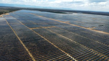 Oliveira dos brejinhos, Bahia, Brezilya - 18 Mayıs 2022: Bahia 'nın batısındaki bir çiftlikte güneş enerjisi üretimi tahtaları.