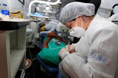 Ibotirama, Bahia, Brezilya - 18 Mayıs 2022: İbotirama kentindeki bir kamu sağlık programında hasta bakımı sırasında dişçi.