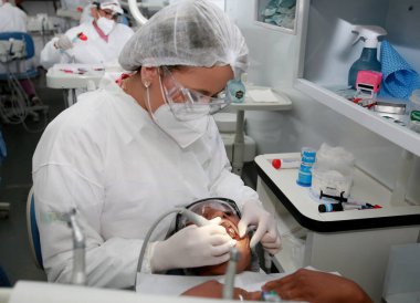 Ibotirama, Bahia, Brezilya - 18 Mayıs 2022: İbotirama kentindeki bir kamu sağlık programında hasta bakımı sırasında dişçi.