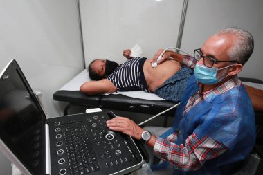 Ibotirama, Bahia, Brezilya - 18 Mayıs 2022: Doktor, Ibotirama kentindeki bir kamu sağlık programında hastaya ultrason muayenesi yapıyor..