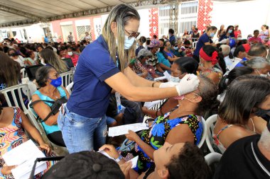 Ibotirama, Bahia, Brezilya - 18 Mayıs 2022: İbotirama kentindeki bir kamu sağlık programında bir göz doktoruyla görüşürken hasta.