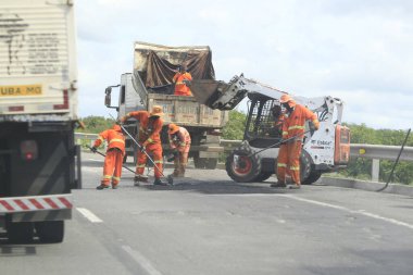 ipira, bahia, brezil- 17 Mayıs 2022: Bahia 'daki BA 052 otobanındaki asfalt kaldırımını işçi onardı.