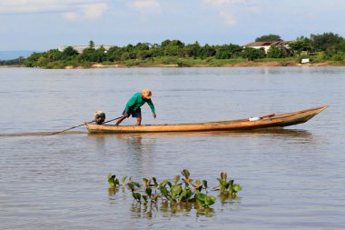 Ibotirama, Bahia, Brezilya - 18 Mayıs 2022: Batı Bahia 'daki Ibotirama şehrinde Sao Francisco nehrinde bir teknede balıkçılar.