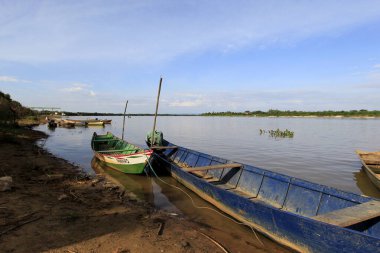 Ibotirama, Bahia, Brezilya - 18 Mayıs 2022: Batı Bahia 'daki Ibotirama şehrinde Sao Francisco nehri boyunca balıkçı kanoları.