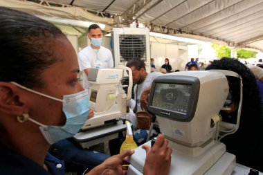 Ibotirama, Bahia, Brezilya - 18 Mayıs 2022: İbotirama kentindeki bir kamu sağlık programında bir göz doktoruyla görüşürken hasta.