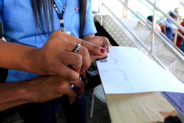 Ibotirama, Bahia, Brezilya - 18 Mayıs 2022: İbotirama kentindeki bir halk sağlığı programı sırasında halk için kimlik yapmak.