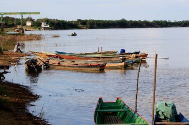 Ibotirama, Bahia, Brezilya - 18 Mayıs 2022: Batı Bahia 'daki Ibotirama şehrinde Sao Francisco nehri boyunca balıkçı kanoları.