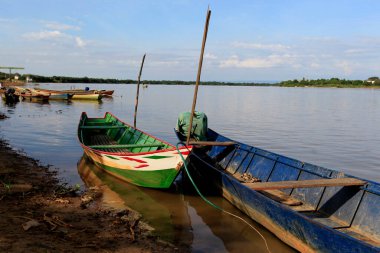 Ibotirama, Bahia, Brezilya - 18 Mayıs 2022: Batı Bahia 'daki Ibotirama şehrinde Sao Francisco nehri boyunca balıkçı kanoları.